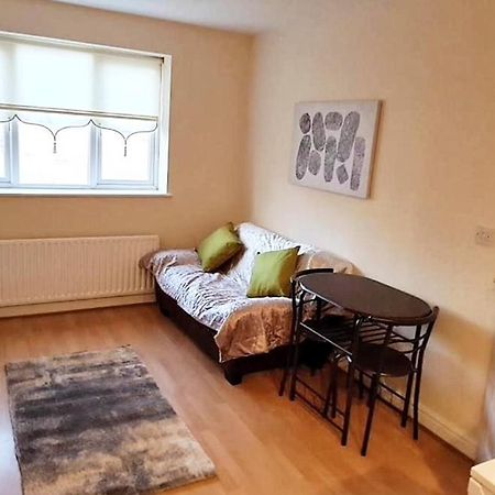 Pinfold Court Apartments Knowsley Buitenkant foto